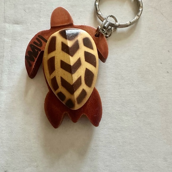 NWOT Wooden Turtle Keychain. Brown and Tan. Authentic Maui, Hawaiian Keychain - Picture 1 of 6